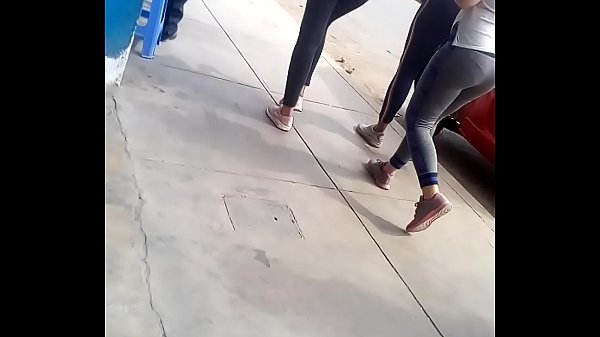 POTONAS VENEZOLANAS CAMINANDO