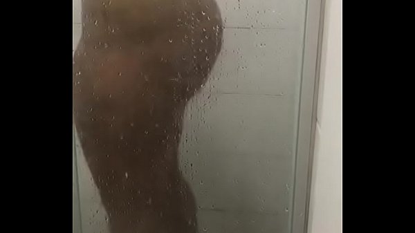 Amiga tomando una ducha