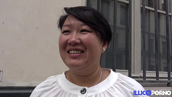 Céline, milf asiatique, se fait baiser le cul à l’hôtel où elle travaille